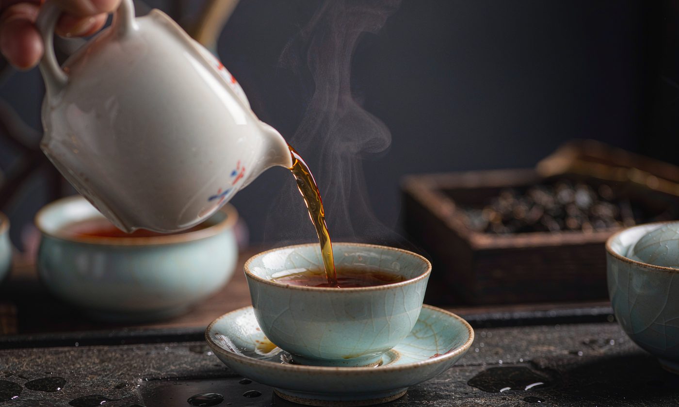 新中式茶饮品牌片：深琥珀色茶汤注入青瓷杯
