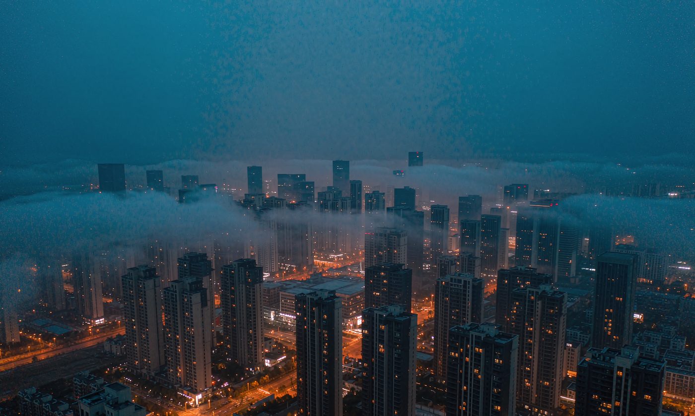 城市文旅宣传片：蓝调时刻的城市天际线与暖色灯火